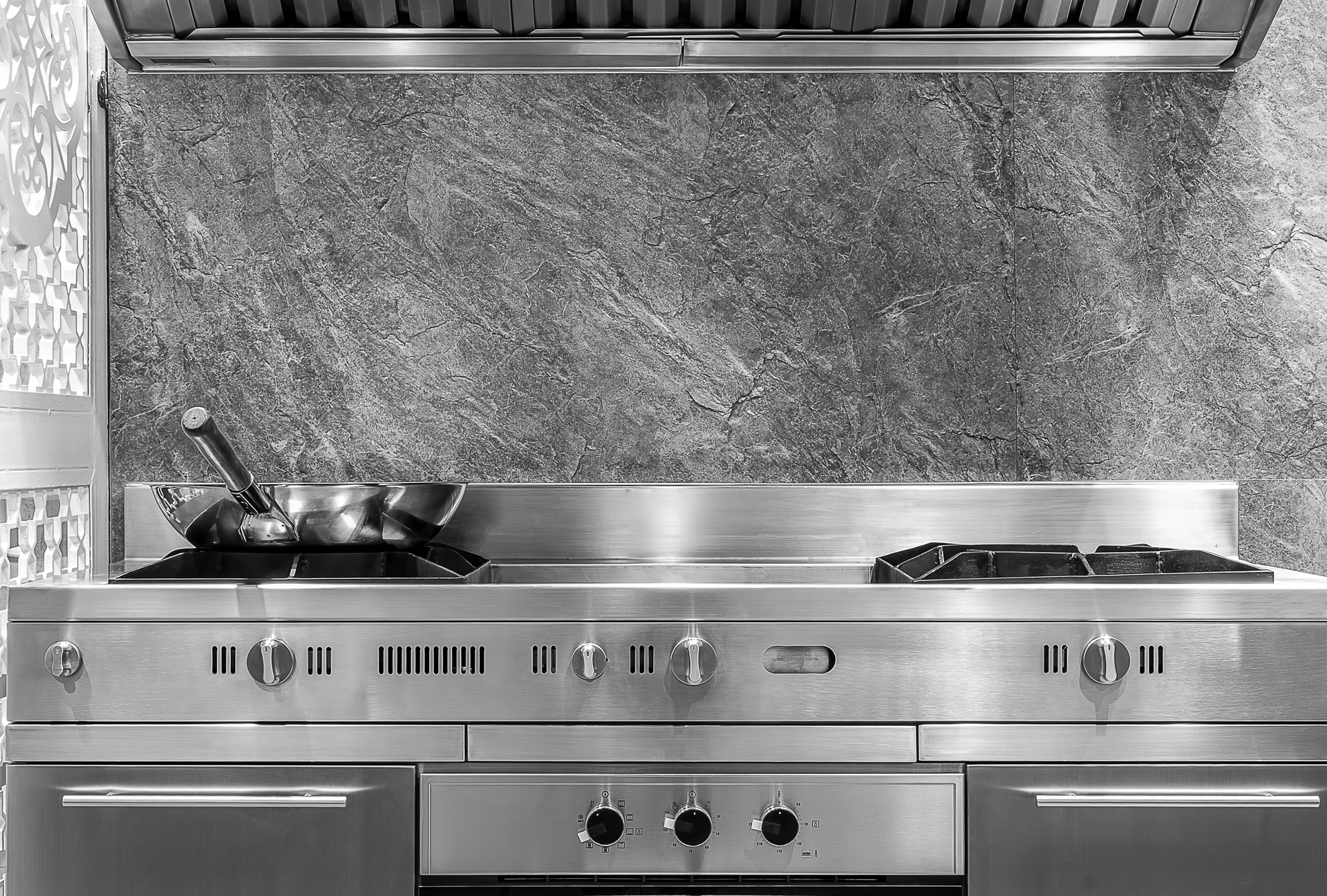 Filtre métallique de hotte professionnelle trempé dans un bain dégraissant