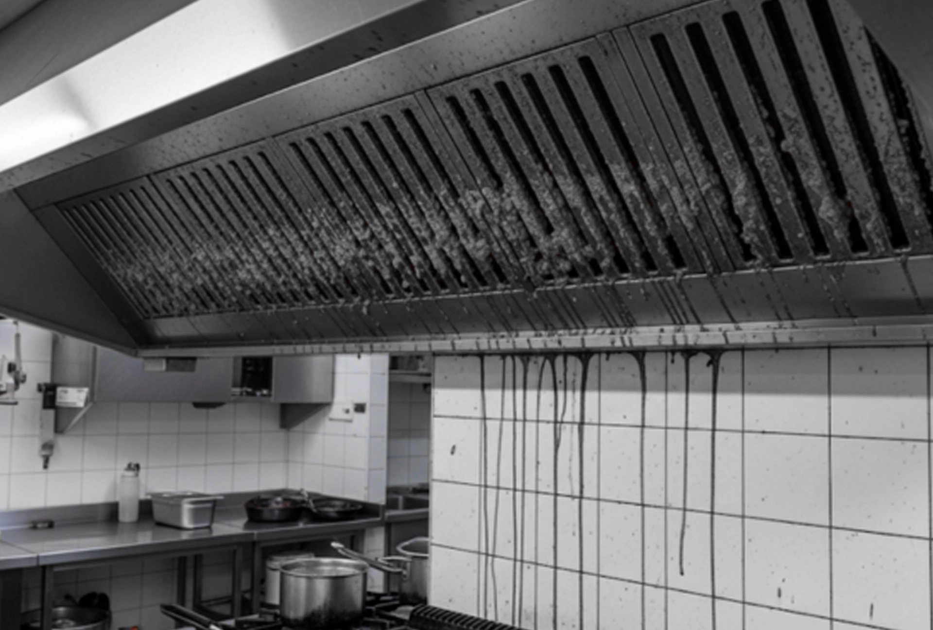Hotte professionnelle avant dégraissage dans un restaurant