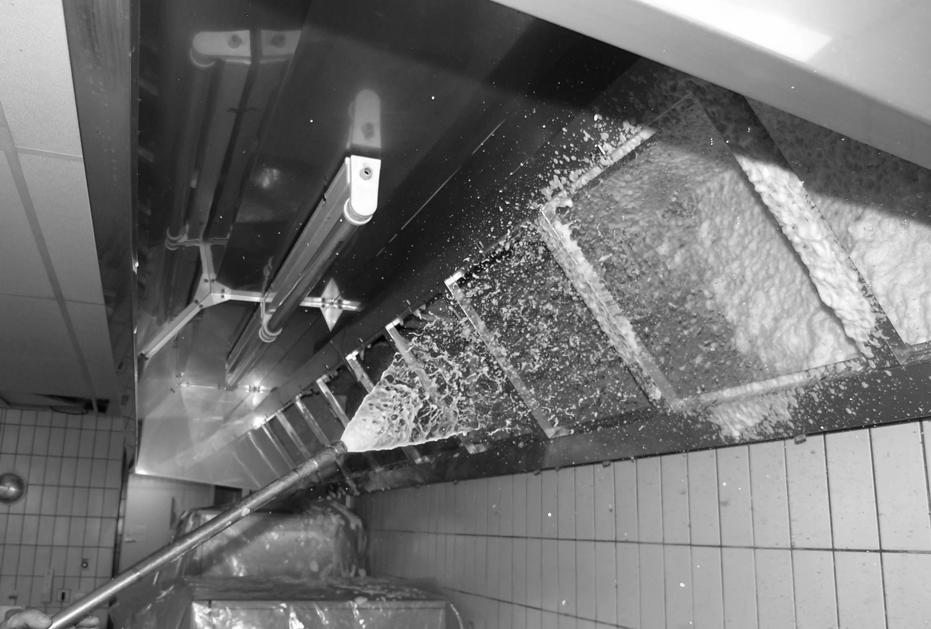 Nettoyage filtre de hotte professionnelle en cuisine