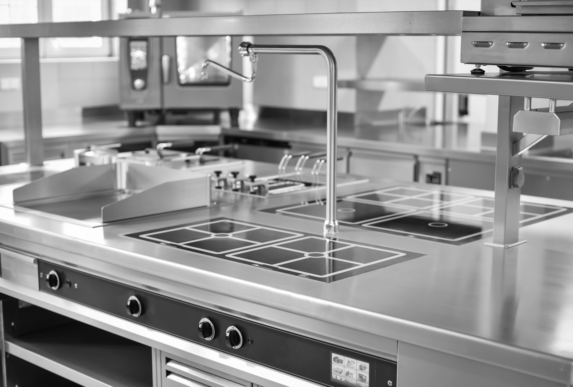 Technicien PR-Hygiène 17 en train de nettoyer une hotte professionnelle