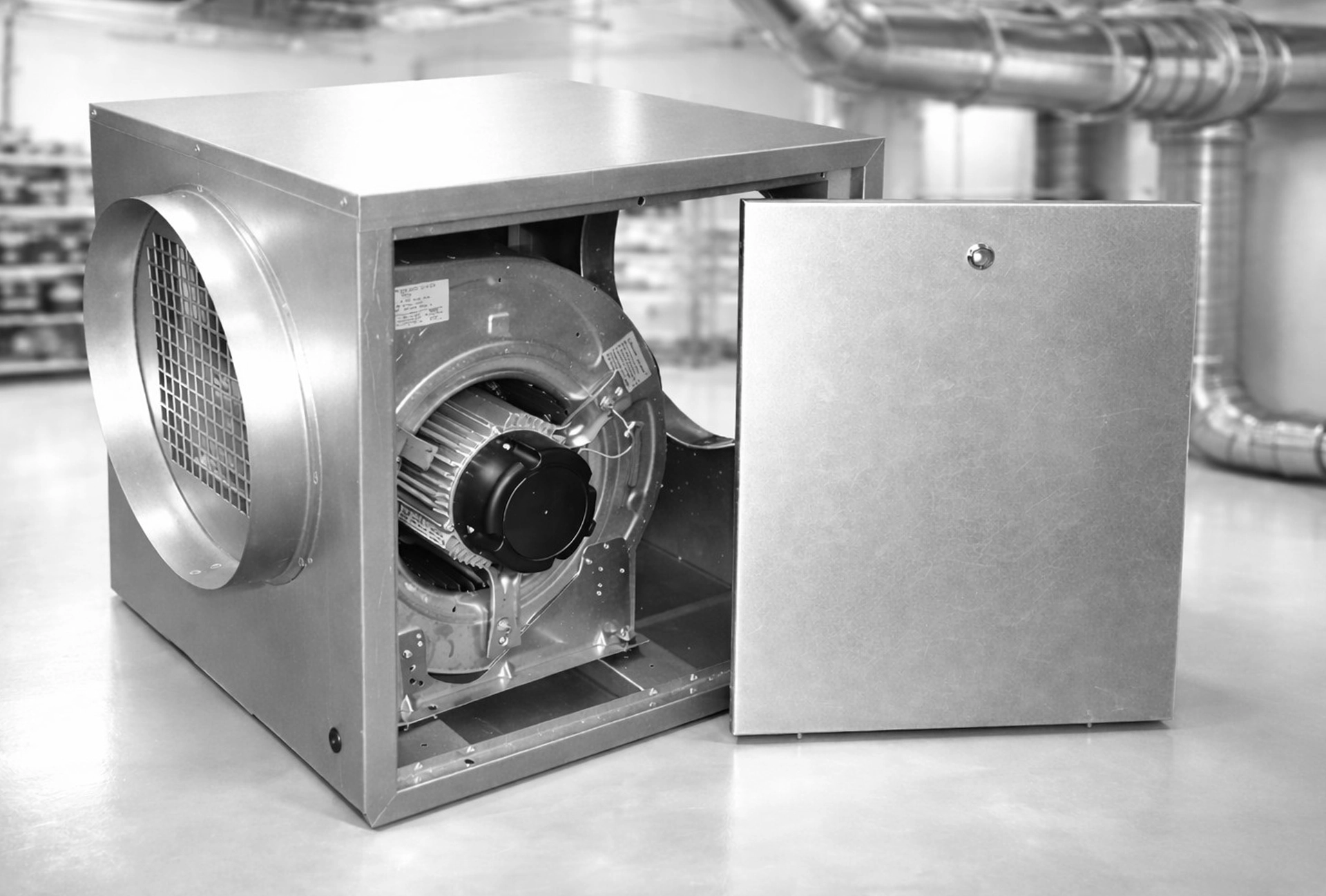 Nettoyage du moteur d'extraction d'une hotte professionnelle