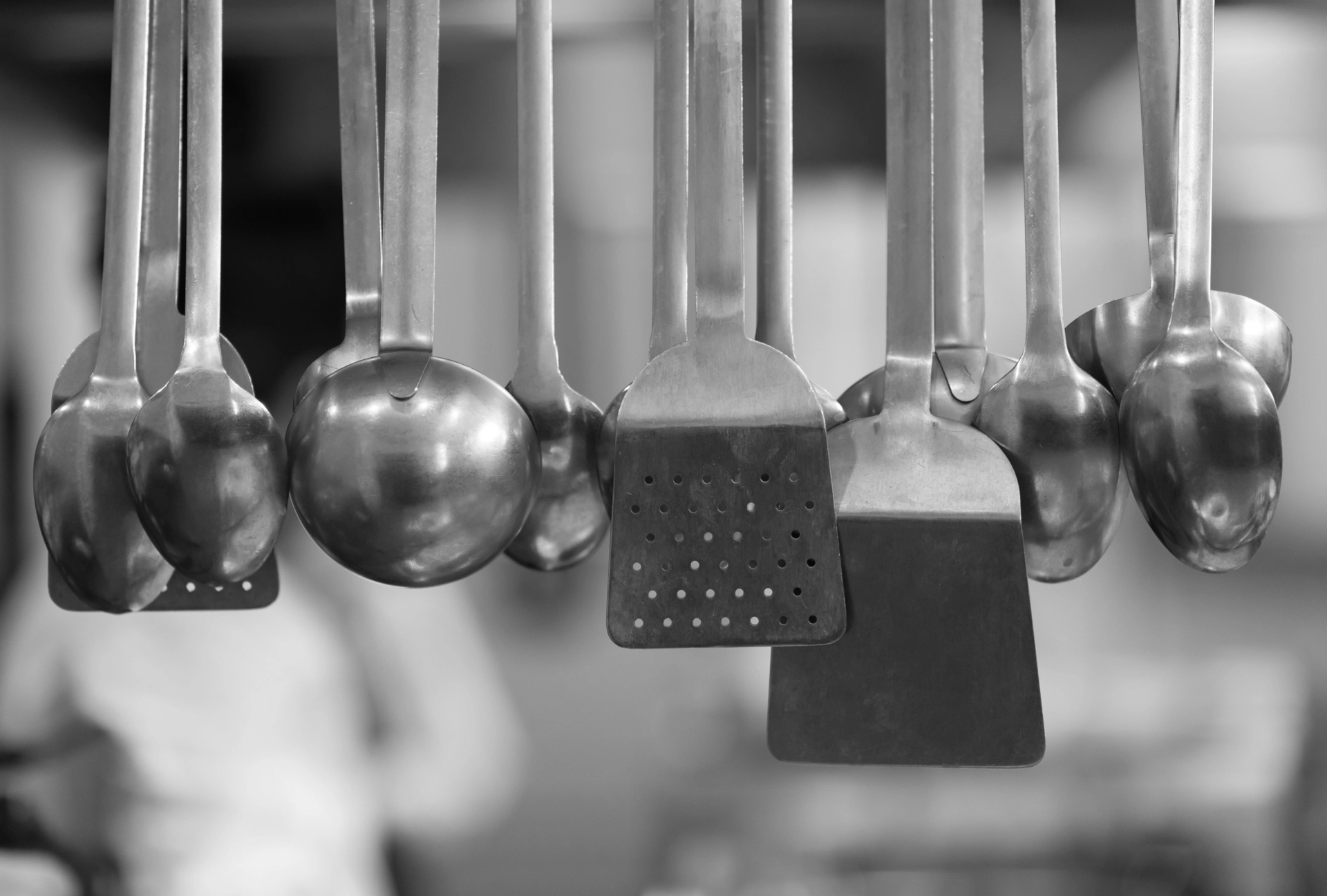 Remplacement du filtre à charbon d’une hotte professionnelle